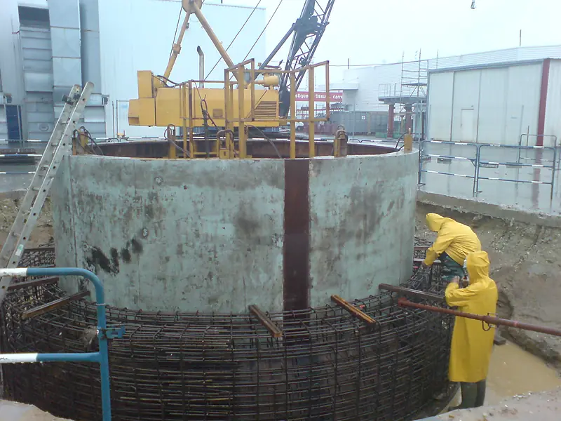 Ferraillage d’un cuvelage béton sur un site industriel