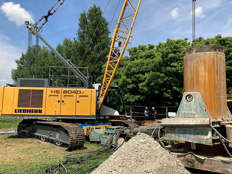 Grue Liebherr HS 8040.1 et louvoyeur Leffer avec son tubage de travail, au parc de Gerland à Lyon